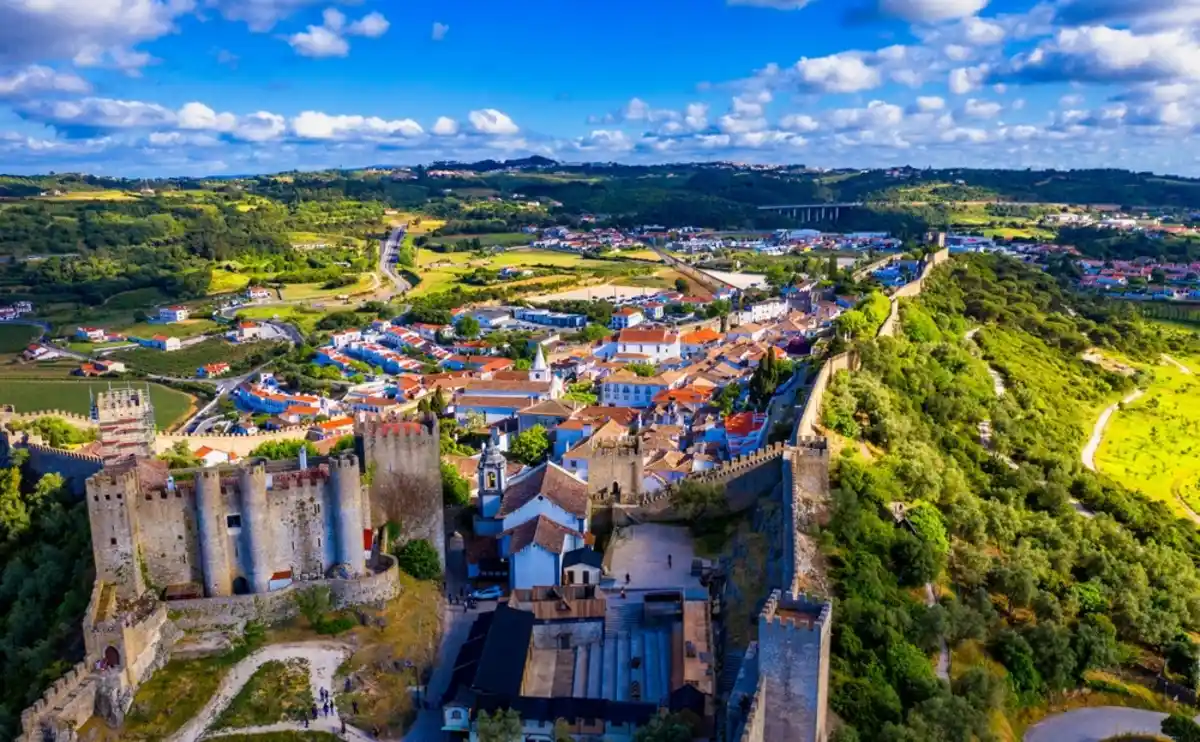 La histórica ciudad amurallada de Obidos, Portugal, uno de los 5 destinos internacionales recomendados por Go for It.