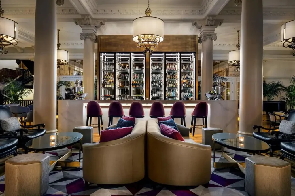 Hotel Fairmont Pacific Rim. Barra bebidas. Decoración en tonos vino y dorado, Canadá.