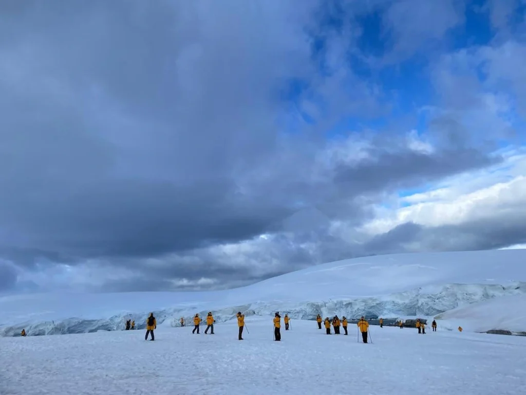 Exploradores en la Antártida, pasajeros del Ultramarine de Quark Expeditions.