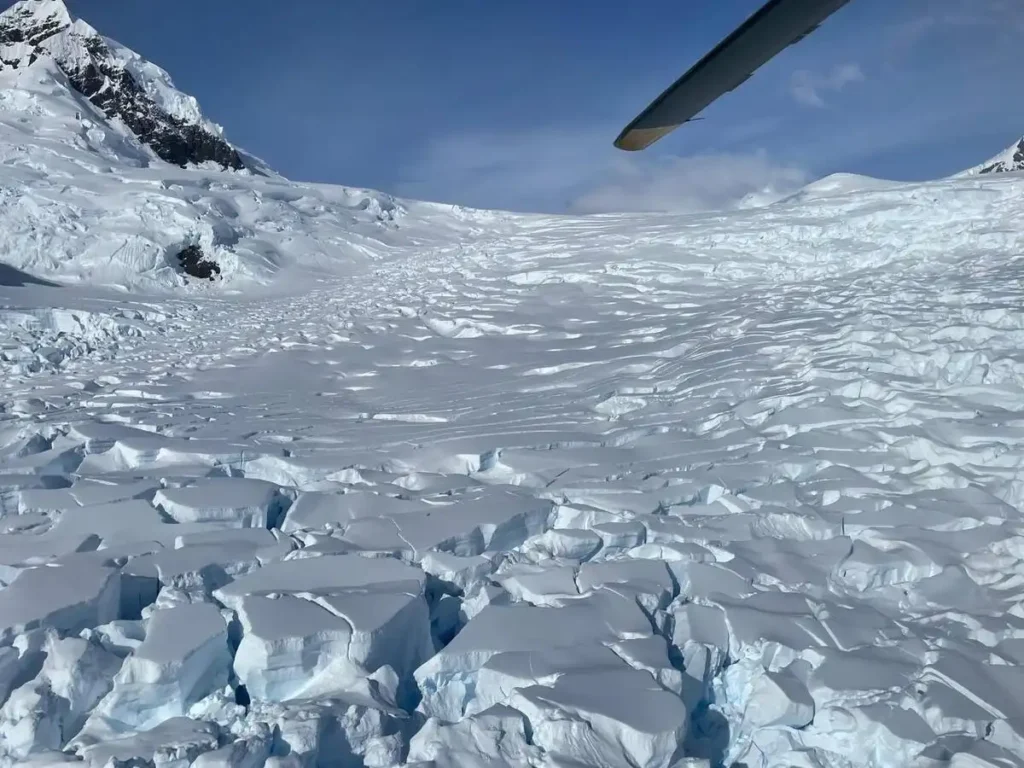 Vista aérea de la Antártida desde el helicóptero del Ultramarine de Quark Expeditions.