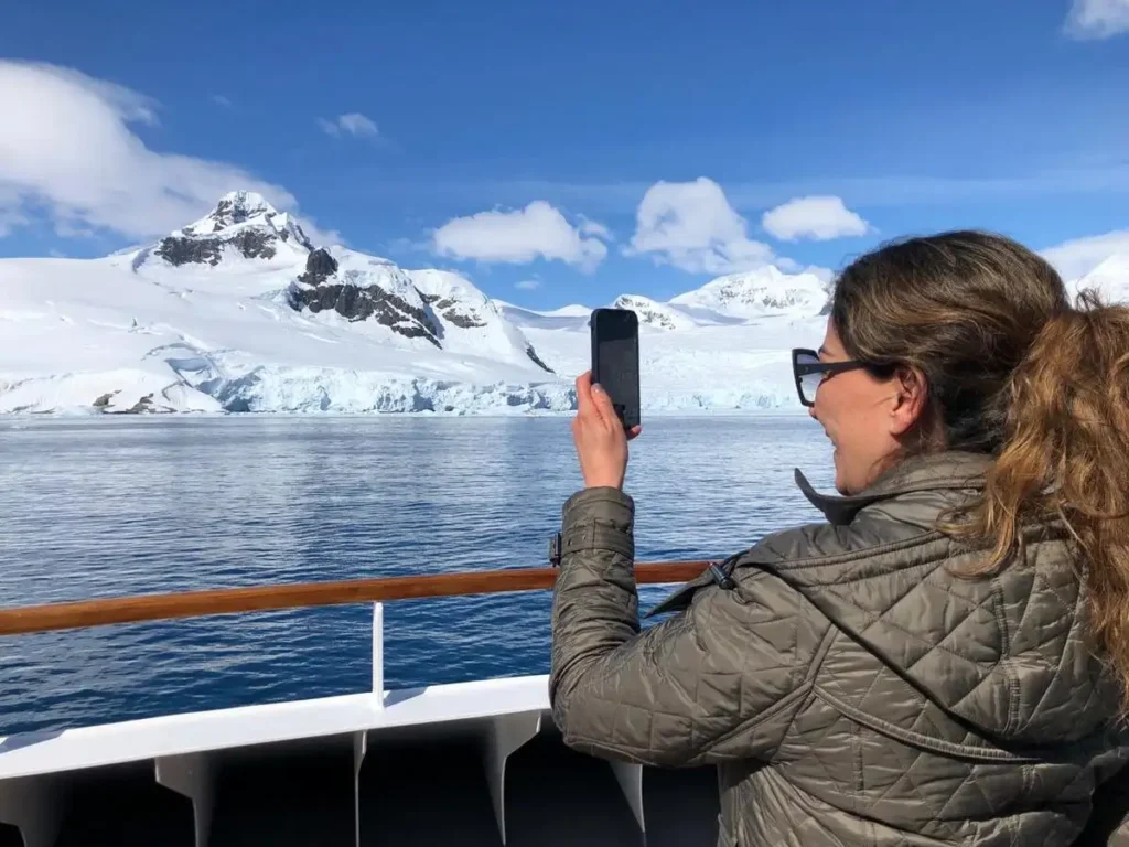 Vista desde el Ultramarine de Quark Expeditions en viaje a la Antártida.