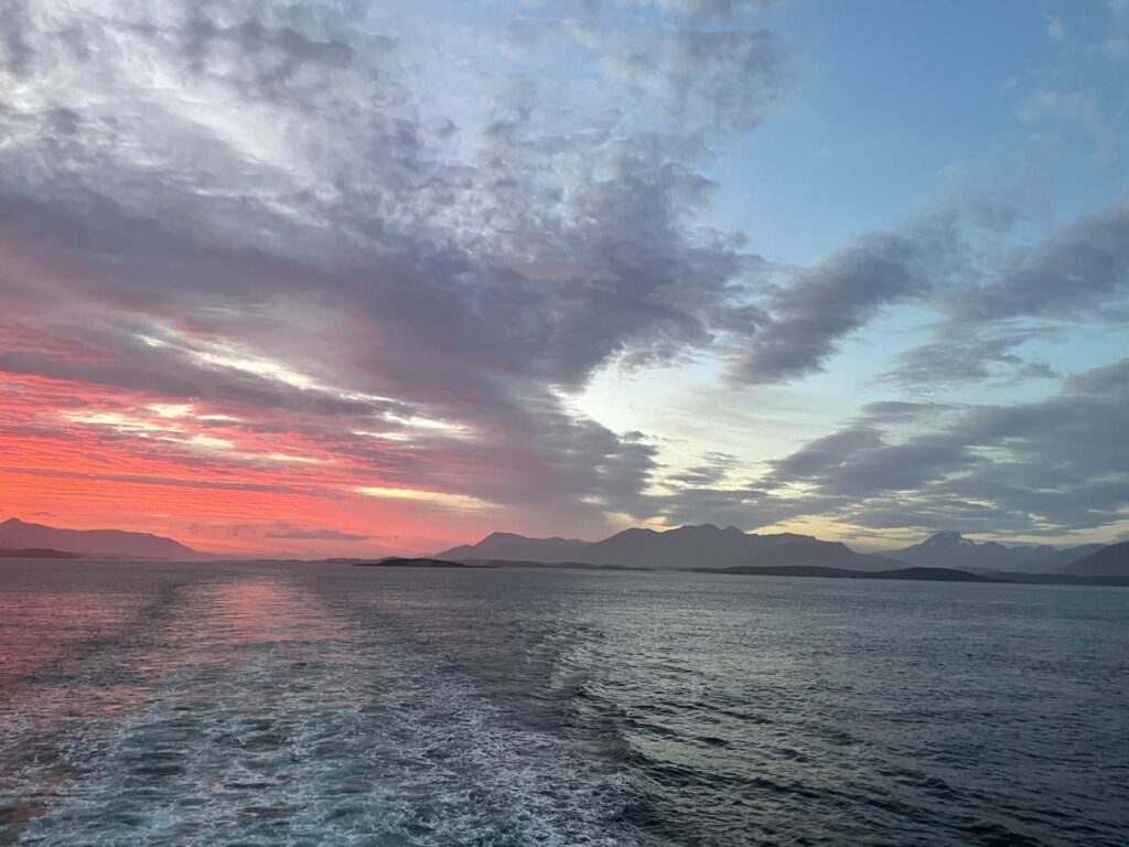 Atardecer en el Pasaje dee Drake rumbo a la Antártida.