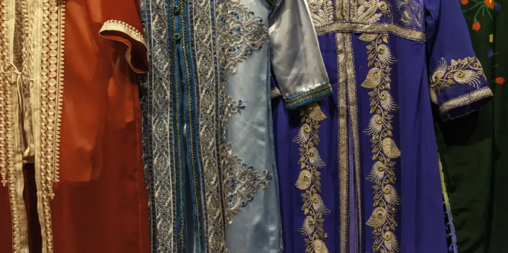 Kaftanes para hombres y mujeres en tienda de Marrakech.