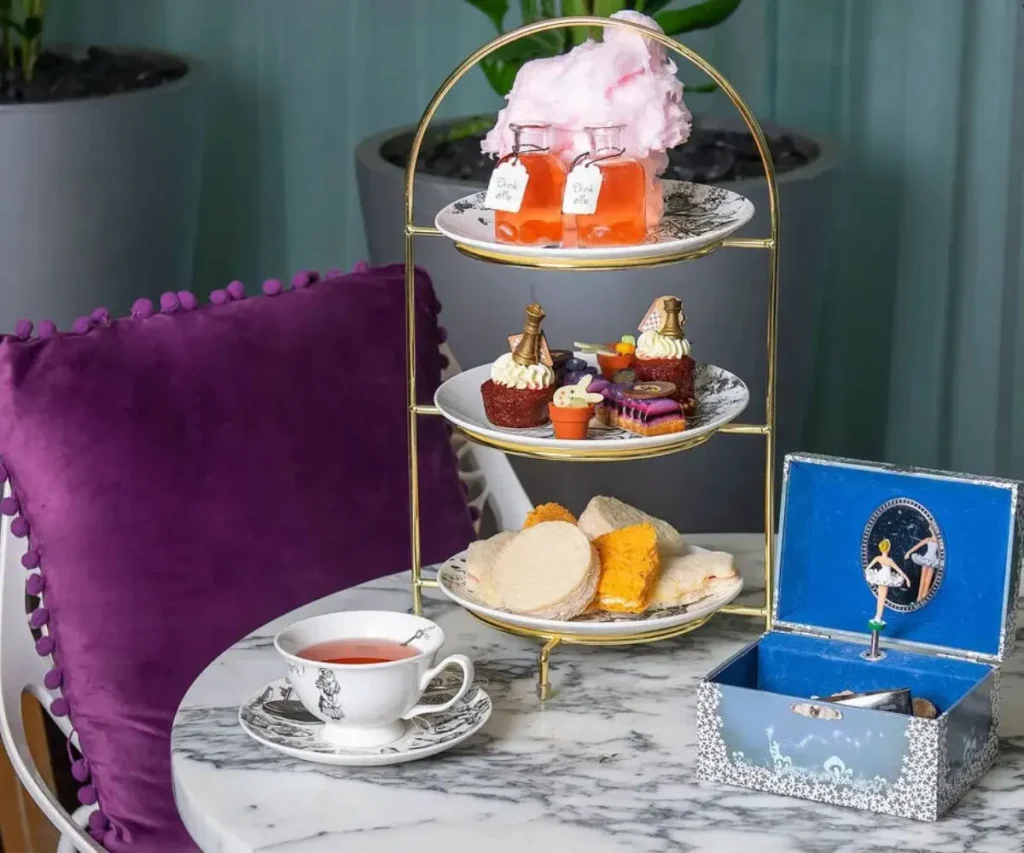 5 Afternoon Tea en Londres: del misterio de Sherlock a la locura de Alicia
