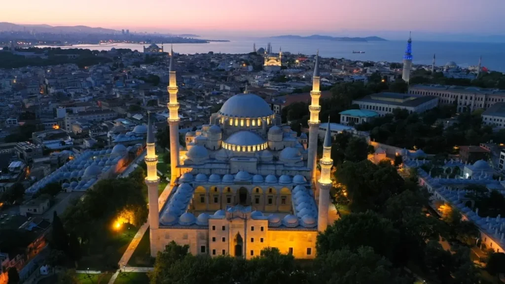 Mezquita de Süleymaniye, Mar de Mármara, Mezquita de Santa Sofía, Mezquita Azul y Torre de Beyazit, Estambul.