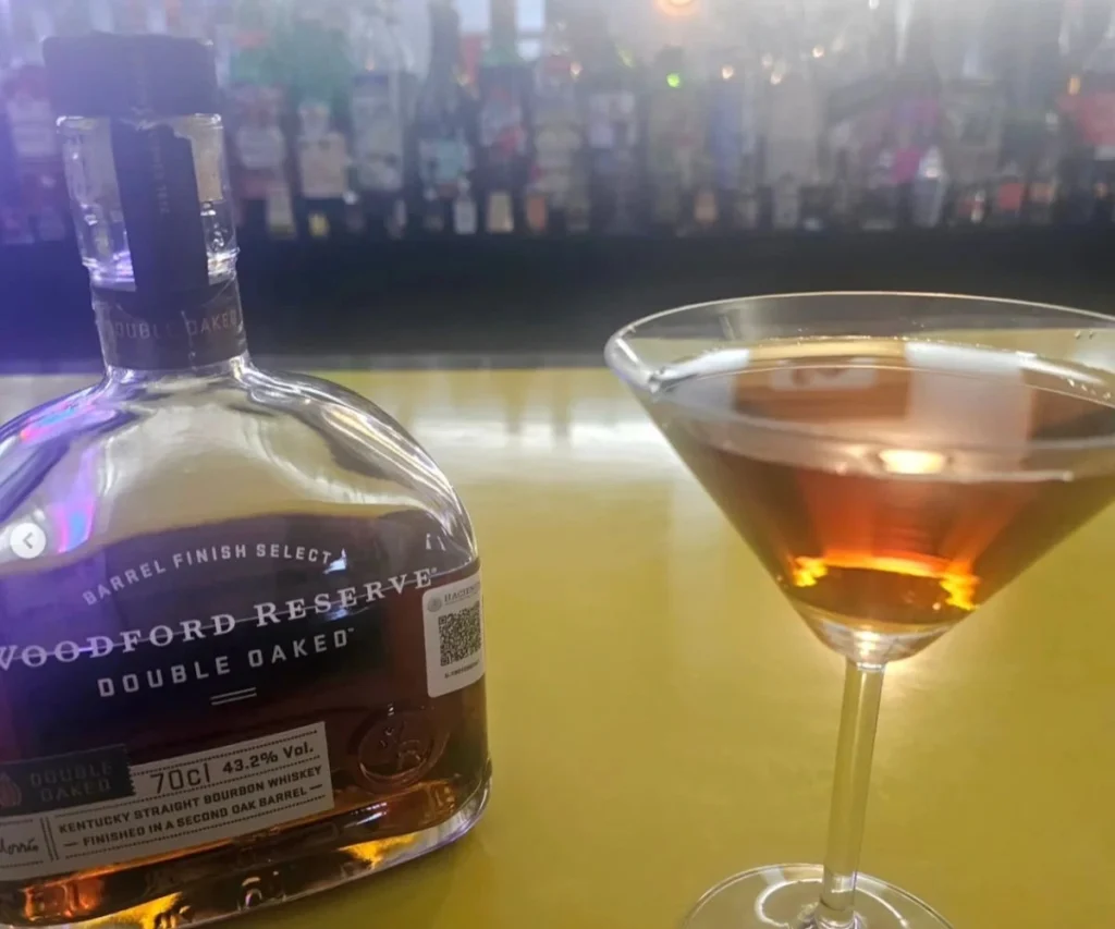 El Manhattan de Nicolás Alvarado con Woodford Reserve