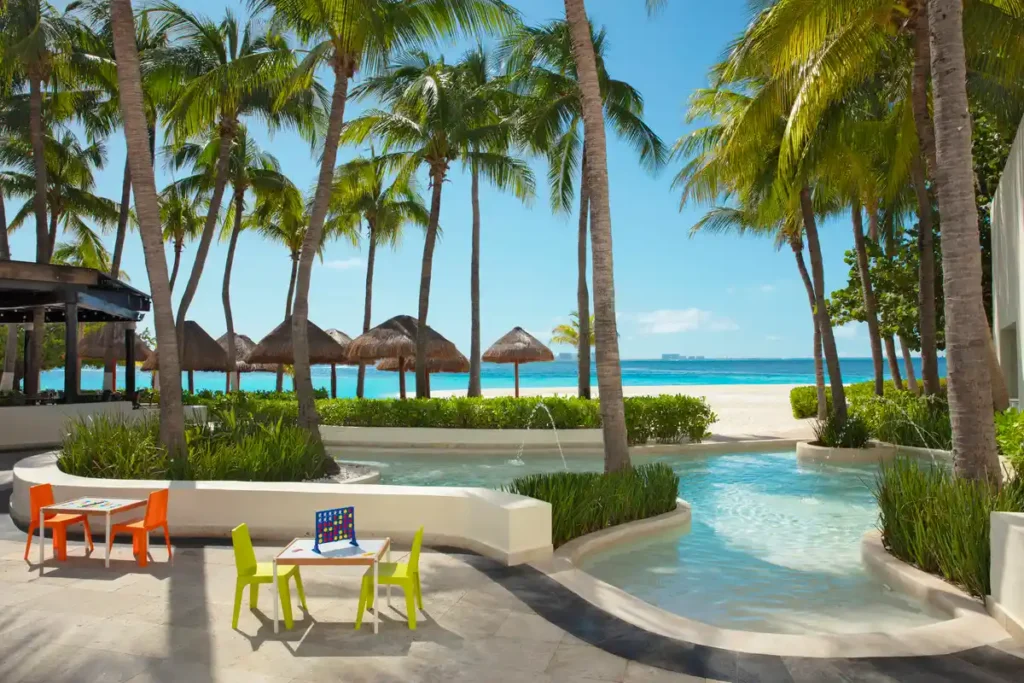 Explorer's Club Dreams Sands Cancun.