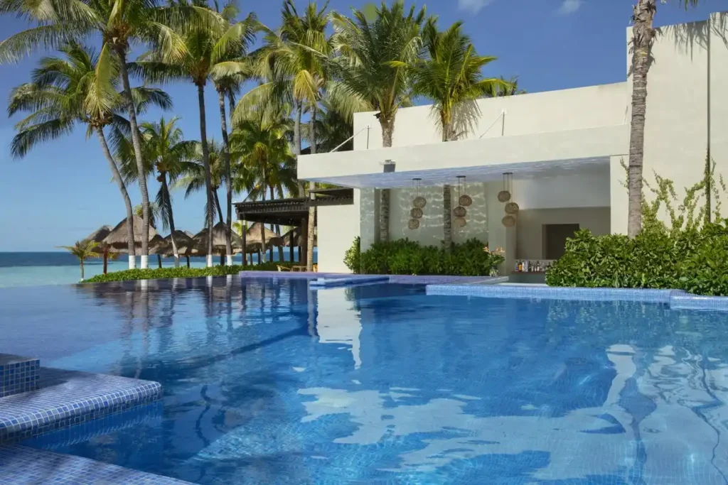 Dreams Sands Manatees Bar. 