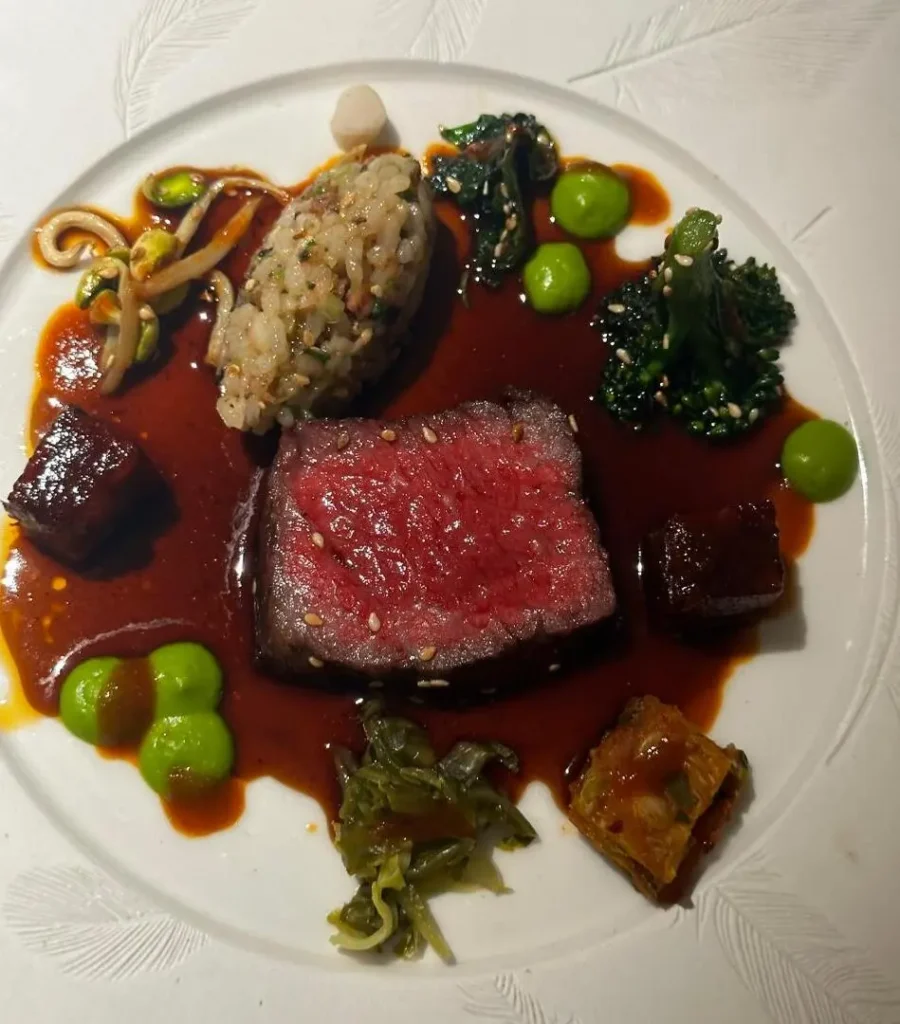 Platillo en restaurante La Colombe, en Cape Town, Sudáfrica.