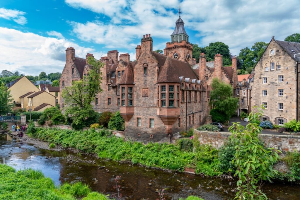 Centro de Edimburgo, ciudad de Reino Unido, que ahora exigirá ETA a viajeros mexicanos.