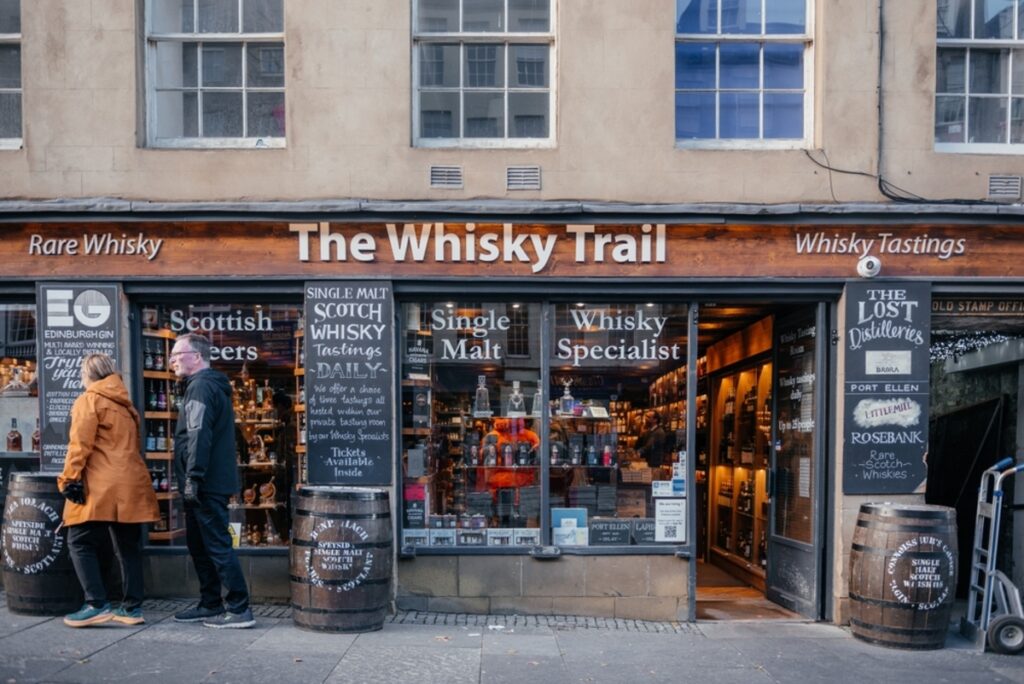 Tienda especialiada en whisky, Escocia, ciudad de Reino Unido, que ahora exigirá ETA a viajeros mexicanos.